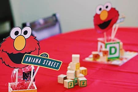 table with elmo centerpieces