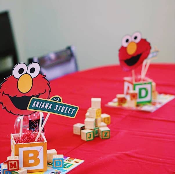 table with elmo centerpieces